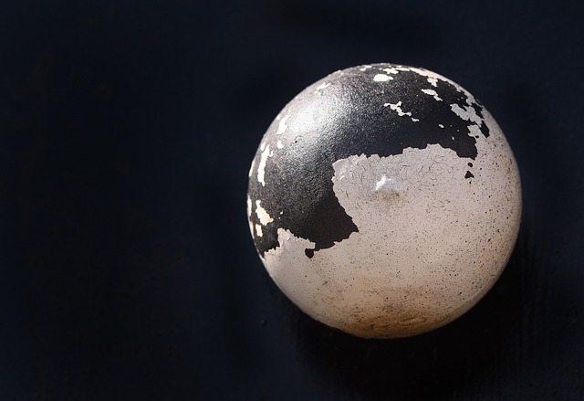 oprýskaná dveřní koule